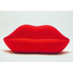 sofa lip kiss